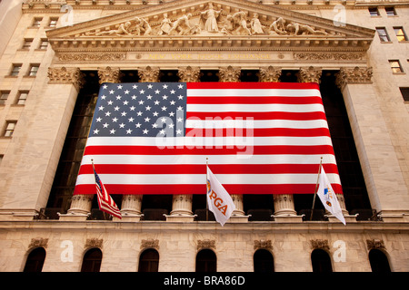 Bandiera americana attraverso la parte anteriore del New York Stock Exchange Building in Lower Manhattan, New York City, Stati Uniti d'America Foto Stock