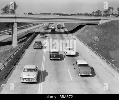 Anni Cinquanta VETTURE AUTOMOBILI LA GUIDA SU STRADA Foto Stock