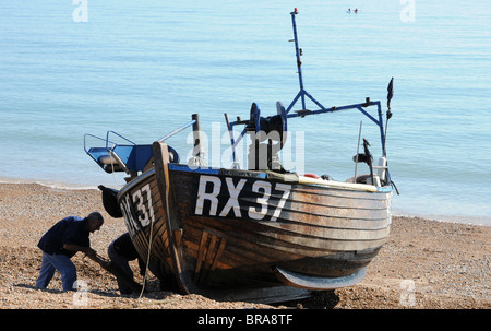 Barche da pesca a Hastings, East Sussex. La città non ha alcun porto così barche devono essere winched su e giù per la spiaggia da e per il canale in lingua inglese. Foto Stock