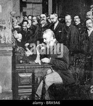 1890s incisione di Alexander Graham Bell facendo dapprima A LUNGA DISTANZA DI CHIAMATA TELEFONICA DA NEW YORK A CHICAGO NEL 1892 Foto Stock