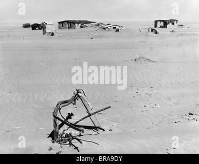 1930s rovinato azienda agricola rischia di essere superato da eroso TOPSOIL CREANDO UNA TAZZA DI POLVERE EFFETTO IN AMERICA'S Great Plains vicino ELDER COLORADO Foto Stock