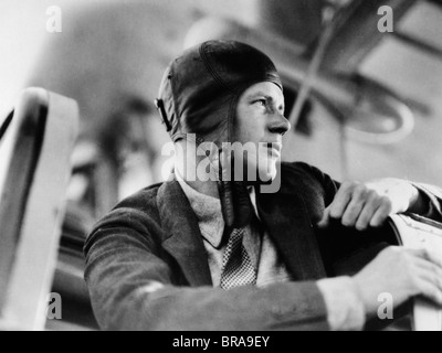 1920s close-up di Charles Lindbergh IN PELLE AVIATORE CAP seduto in cabina di pilotaggio del piano Foto Stock