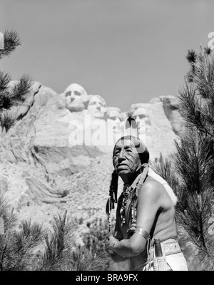 Anni sessanta RITRATTO DI AMERICAN INDIAN NELLA PARTE ANTERIORE DEL MONTE RUSHMORE Foto Stock