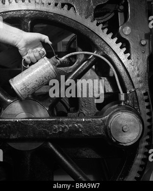 Anni Cinquanta man mano può essere olio di lubrificazione ingranaggi macchina industriale macchina da stampa Foto Stock