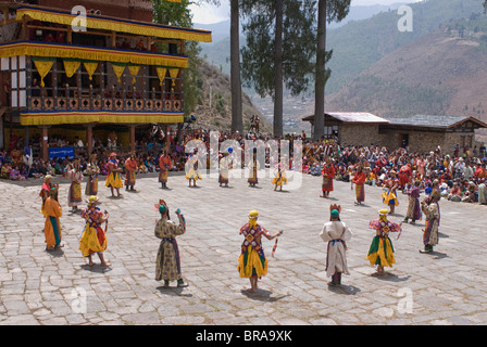 Ballerini in costume al festival religioso con molti visitatori, Paro Tsechu, Paro, Bhutan, Asia Foto Stock