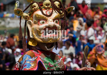 Masked ballerino alla festa religiosa con molti visitatori, Paro Tsechu, Paro, Bhutan, Asia Foto Stock