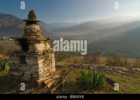 Bellissima stupa buddisti di sunrise, Paro, Bhutan, Asia Foto Stock
