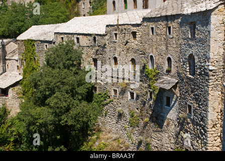 Vecchie case di pietra nella città vecchia di Mostar, Sito Patrimonio Mondiale dell'UNESCO, Bosnia Erzegovina, Europa Foto Stock