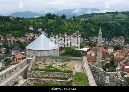 Castello medievale con minareto, Travnik, Bosnia Erzegovina, Europa Foto Stock
