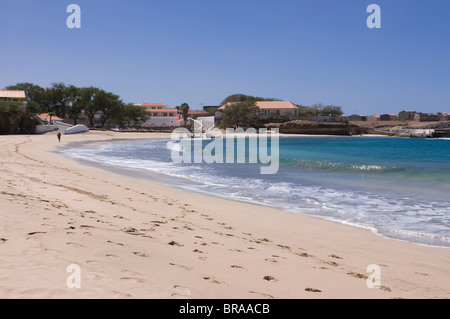 Costa con spiaggia sabbiosa ed edifici, Tarrafal, Santiago, Isole di Capo Verde, Africa Foto Stock