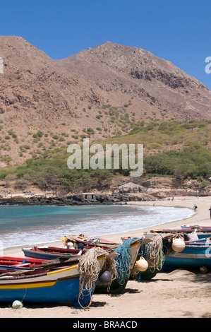 Barche di pescatori sulla spiaggia di sabbia di Tarrafal, Santiago, Isole di Capo Verde, Oceano Atlantico, Africa Foto Stock