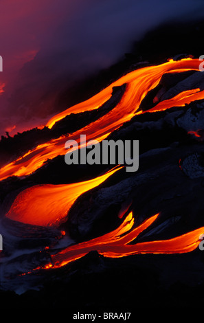 Il flusso di lava dal vulcano Kilauea entrando in oceano pacifico dei Vulcani delle Hawaii NP mondo il vulcano più attivo Foto Stock