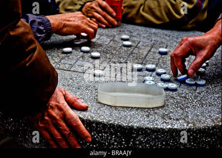 Vecchi uomini cinesi giocando chequers, Hong Kong, Cina, Asia Foto Stock