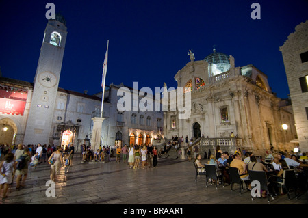 I turisti seduti nei caffè di notte a Dubrovnik, Croazia, Europa Foto Stock