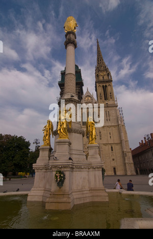 Fontana di fronte alla Cattedrale dell Assunzione della Beata Vergine Maria, Zagabria, Croazia, Europa Foto Stock