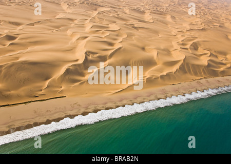 Vista aerea di dune di sabbia e la costa atlantica, nei pressi di Swakopmund, Namib Desert, Namibia, Agosto 2008 Foto Stock