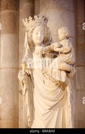 Un palazzo del XIV secolo della Vergine e il Bambino statua nella cattedrale di Notre Dame de Paris cathedral, Parigi, Francia, Europa Foto Stock