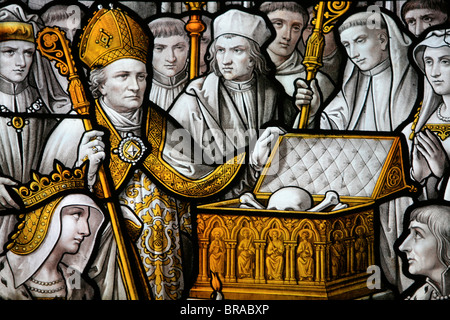 La chiesa di San Pietro di vetrate raffiguranti scene della vita di San Floscel, Beaune, Cote d'Or, Borgogna, in Francia, in Europa Foto Stock