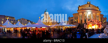 Tradizionale Mercatino di Natale in piazza Gendarmenmarkt accesa al crepuscolo, Berlino, Germania, Europa Foto Stock