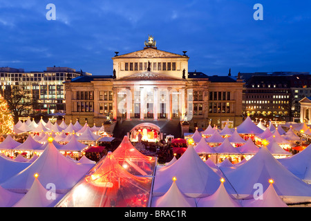 Tradizionale Mercatino di Natale in piazza Gendarmenmarkt, illuminate al tramonto, Berlino, Germania, Europa Foto Stock