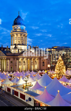 Tradizionale Mercatino di Natale in piazza Gendarmenmarkt, illuminate al tramonto, Berlino, Germania, Europa Foto Stock