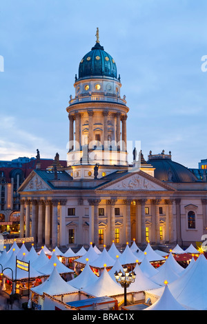 Tradizionale Mercatino di Natale in piazza Gendarmenmarkt, illuminate al tramonto, Berlino, Germania, Europa Foto Stock