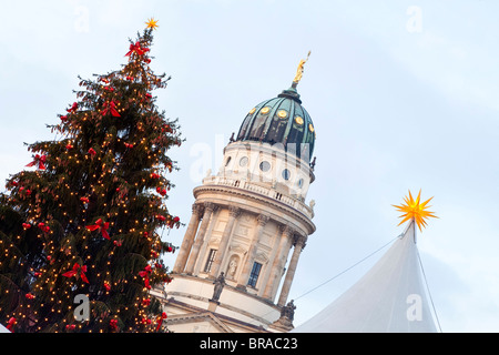 Tradizionale Mercatino di Natale in piazza Gendarmenmarkt, illuminate al tramonto, Berlino, Germania, Europa Foto Stock