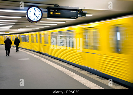 Movimento del treno tirando in moderne la stazione della metropolitana di Berlino, Germania, Europa Foto Stock