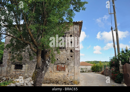 Strada stretta e casa abbandonata nel villaggio di montagna Louha Zante, Grecia. Foto Stock