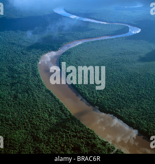 Immagine aerea della parte inferiore del fiume Mazaruni a sud di Oranapai sbarco, Guyana, Sud America Foto Stock