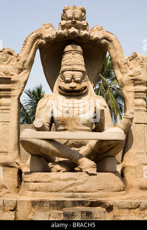 Il monolito Narasimha dal 1528 ad mostra Vishnu come semi-lion, semi-uomo di Hampi, UNESCO, Karnataka, India, Asia Foto Stock