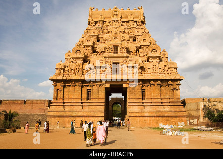 Pellegrini al tempio Bridhadishwara (Bridhadeeshwara tempio) (grande Chola Tempio), Thanjavur, UNESCO,Tamil Nadu, India Foto Stock