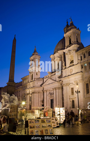 Artista di bancarelle, Fontana dei Fiumi e San' Agnese in Agone, sera, Piazza Navona, Roma, Lazio, l'Italia, Europa Foto Stock