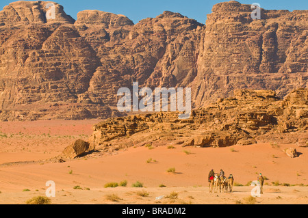 Camel caravan nello splendido scenario del deserto di Wadi Rum, Giordania, Medio Oriente Foto Stock