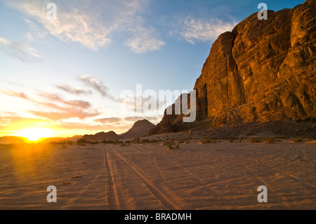 L'incantevole paesaggio offerto dal deserto di Wadi Rum, Giordania, Medio Oriente Foto Stock