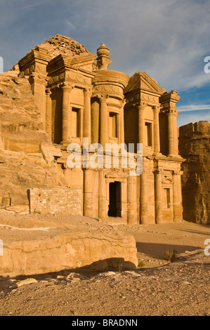 Al Deir (monastero) al tramonto, Petra, Sito Patrimonio Mondiale dell'UNESCO, Giordania, Medio Oriente Foto Stock