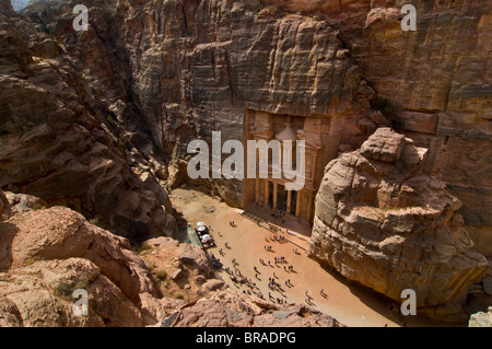 Vista su El Khazneh (Tesoro), Petra, Sito Patrimonio Mondiale dell'UNESCO, Giordania, Medio Oriente Foto Stock