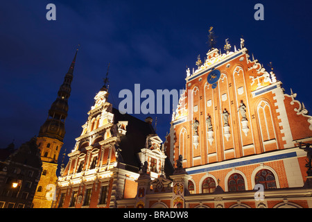 Casa delle Teste Nere nella piazza del Municipio (Ratslaukums) con San Pietro in background, Riga, Lettonia, Paesi Baltici, Europa Foto Stock