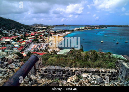 Marigot si affacciano dalla montagna della capitale francese da Marigot in St Martin Caraibi Foto Stock