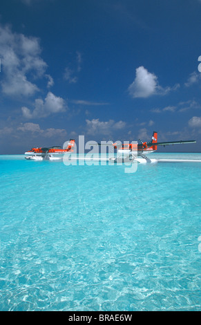 Aria maldiviano idrovolanti taxi parcheggiato su sandbank, Maldive, Oceano Indiano, Asia Foto Stock