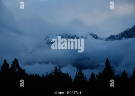 Nubi intorno cime, Nuova Zelanda Foto Stock