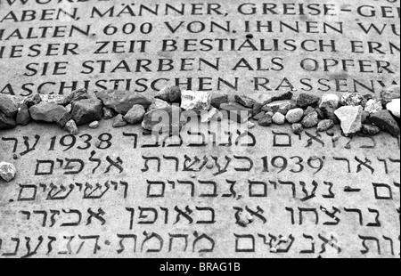 Parte di un monumento commemorativo in tedesco ed ebraico al campo di concentramento di Buchenwald in Germania, nei pressi di Weimar in stato di Turingia. Foto Stock