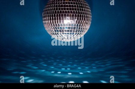 Vi è una palla da discoteca sullo sfondo Foto Stock