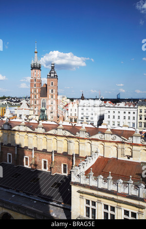 Vista la chiesa di Santa Maria e il panno Hall (Sukiennice), il Sito Patrimonio Mondiale dell'UNESCO, Cracovia, in Polonia, in Europa Foto Stock