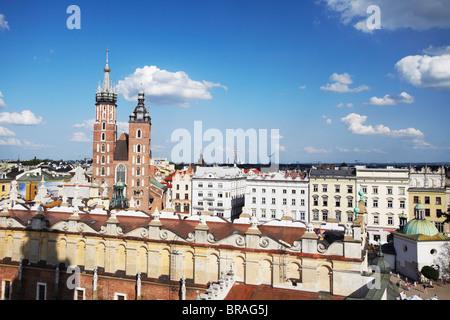 Vista la chiesa di Santa Maria e il panno Hall (Sukiennice), il Sito Patrimonio Mondiale dell'UNESCO, Cracovia, in Polonia, in Europa Foto Stock