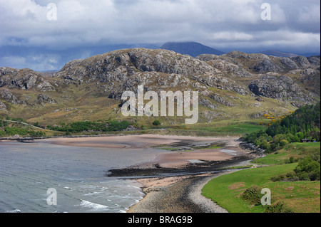 Mare e spiaggia a Gruinard Bay in Wester Ross, Highlands, Scotland, Regno Unito Foto Stock