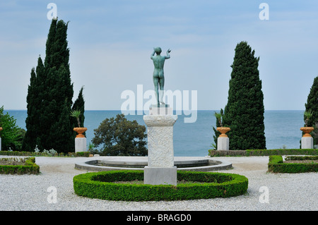 Trieste. L'Italia. Statua con le braccia aperte a mare nel giardino del castello di Miramare. Il Castello di Miramare. Foto Stock