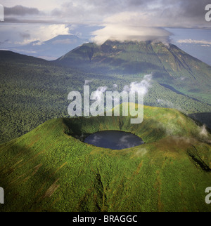 Vista aerea del monte Visoke (Monte Bisoke), un vulcano estinto a cavallo del confine del Rwanda e Repubblica Democratica Foto Stock
