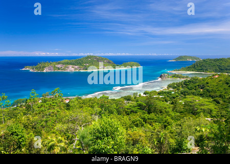 Vista su Anse l'Islette al largo delle isole di Teresa e la concezione da Port Glaud, Isola di Mahe, Seicelle Foto Stock