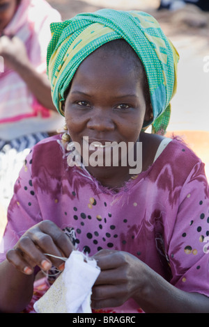 Kizimkazi Dimbani, Zanzibar, Tanzania. Donna di cucitura. Foto Stock